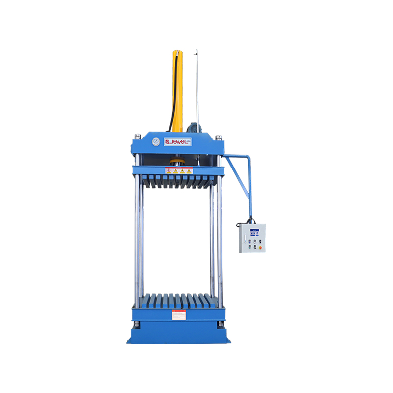 Mellem lodret (firesøjlet) ballepresser
