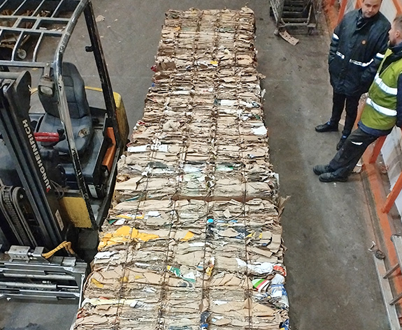 Højeffektiv kartonballepresserløsning til store kædesupermarkeder i Rusland
