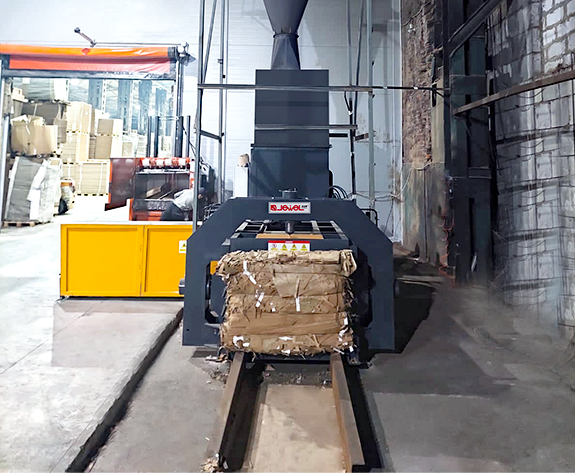 Fuldautomatisk affaldsballesystem til en russisk kartonfabrik